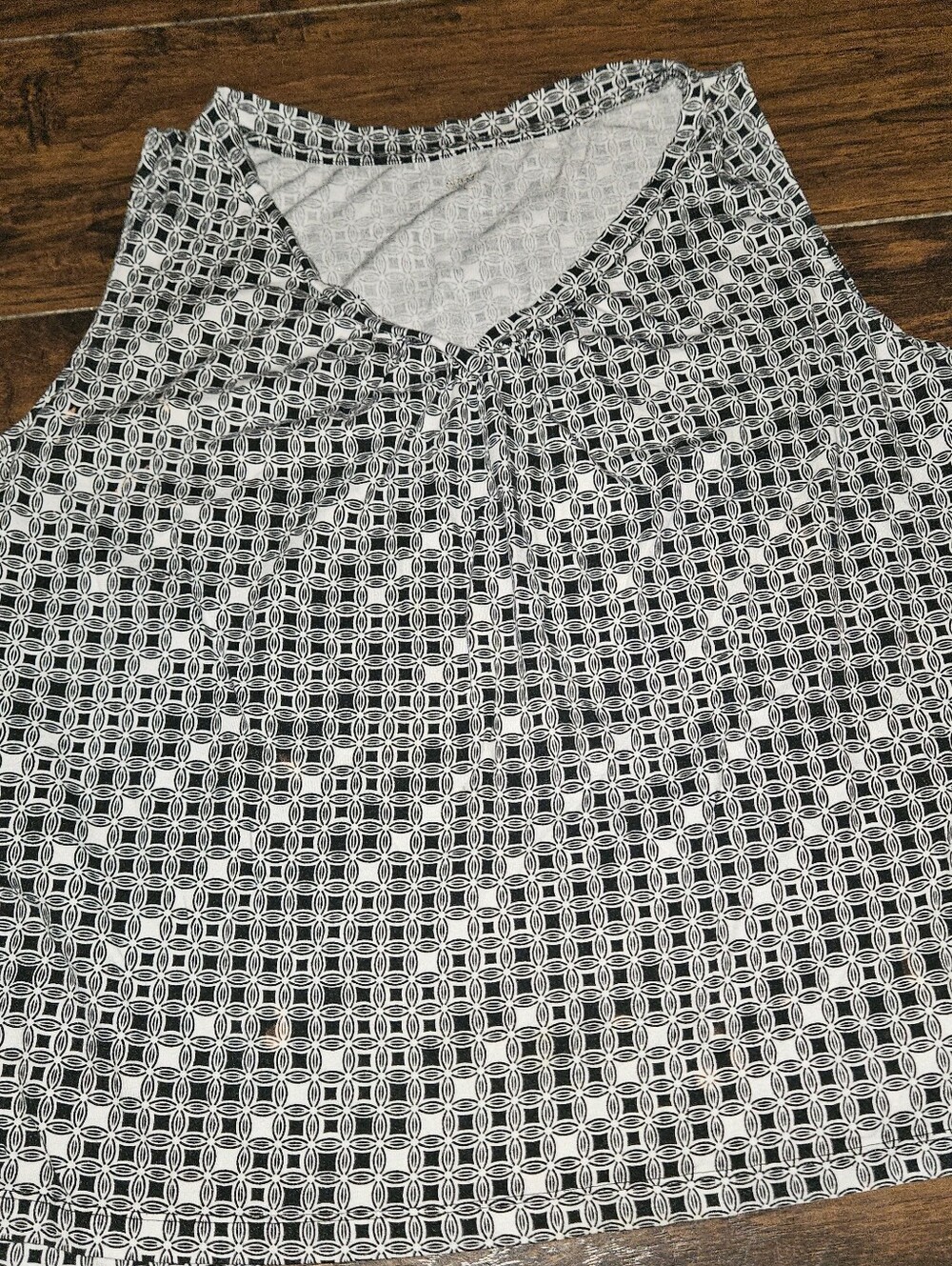 APT 9 Essentials Black & White Geometric V-Neck Sleeveless Camisole Top